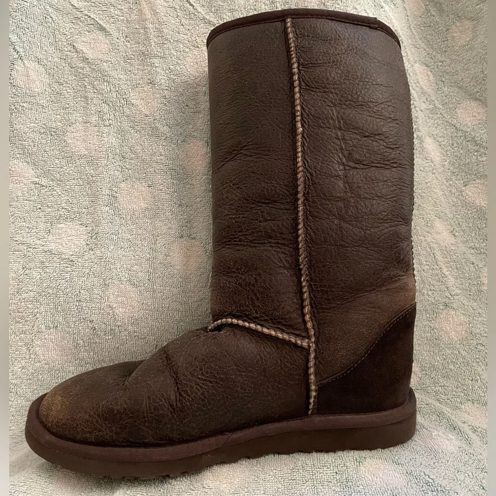 Women’s: UGG Tall Boot w/ Sheepskin (Size: 6 Wide) - Picture 2 of 5